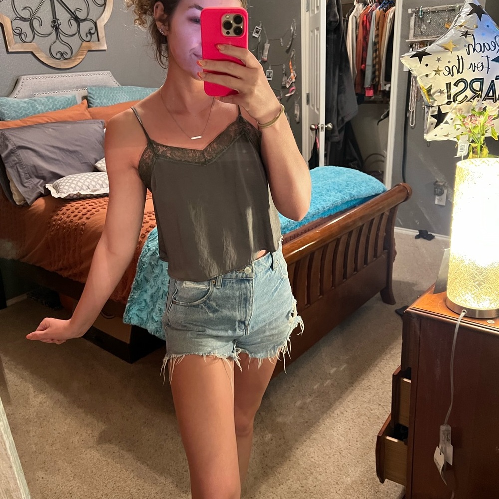 GREEN LACE CROP TANK